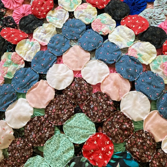 vintage hand stitched Yo-Yo quilt - Picture 8 of 8